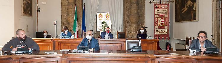 Piscina, la gestione diventa un «caso politico» 