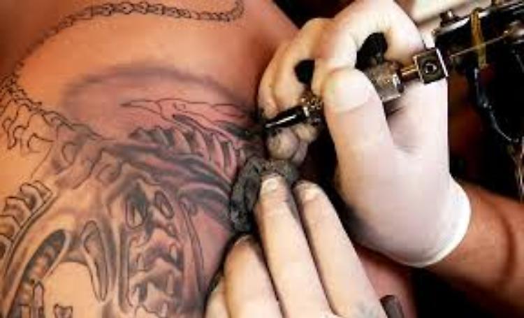 Covid, centri tatuaggi e piercing: ok all'apertura in Lombardia