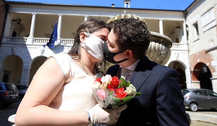 L’amore nell’era Covid, due cuori e mascherine