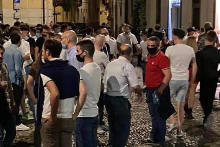 Movida e assembramenti, Bonaldi: «Non escludo di chiudere piazze e locali»