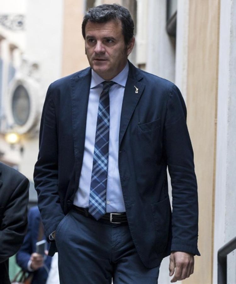 L'impegno di Centinaio: "Ogni sforzo per tutelare famiglie e settore agroalimentare"