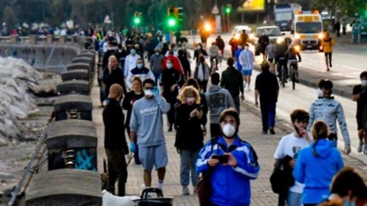 Fase 2, a Napoli "follia" sul lungomare