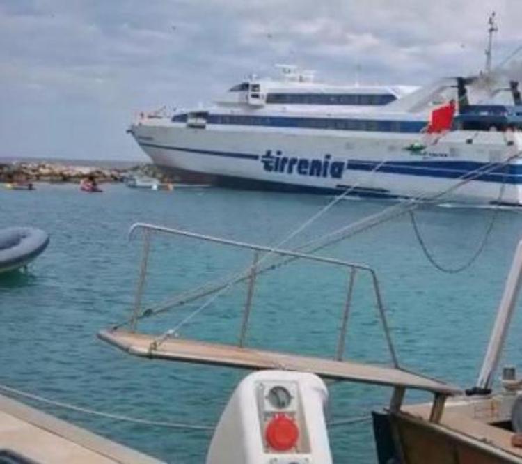 Traghetto Tirrenia finisce sugli scogli alle Tremiti