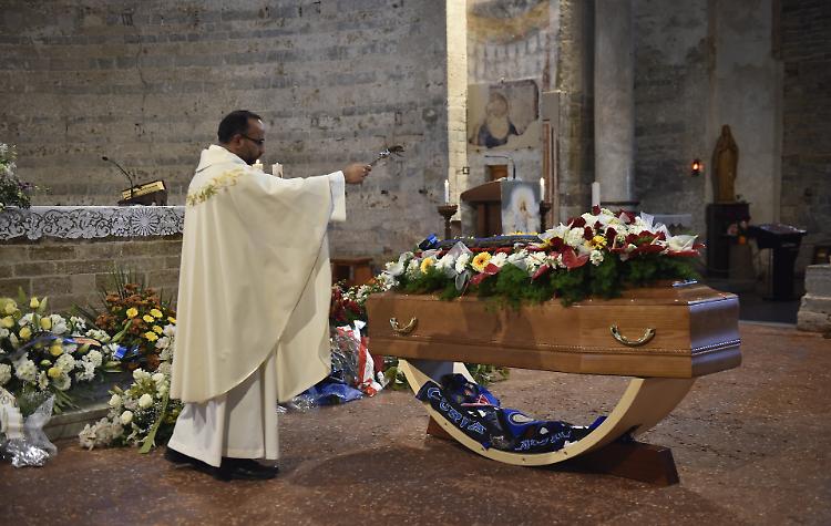 Tante lacrime per l'ultimo saluto a Gigi Simoni