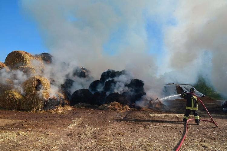 Rotoballe a fuoco in un'azienda agricola
