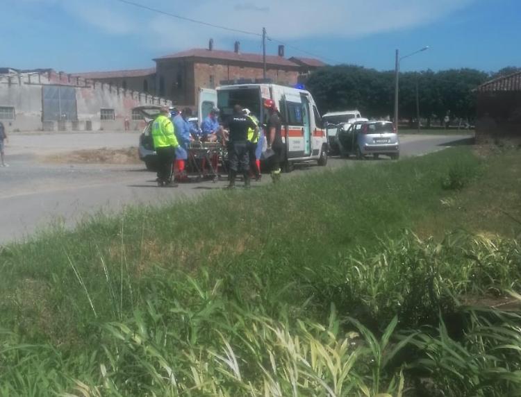 Scontro tra furgoncino e utilitaria, un ricoverato