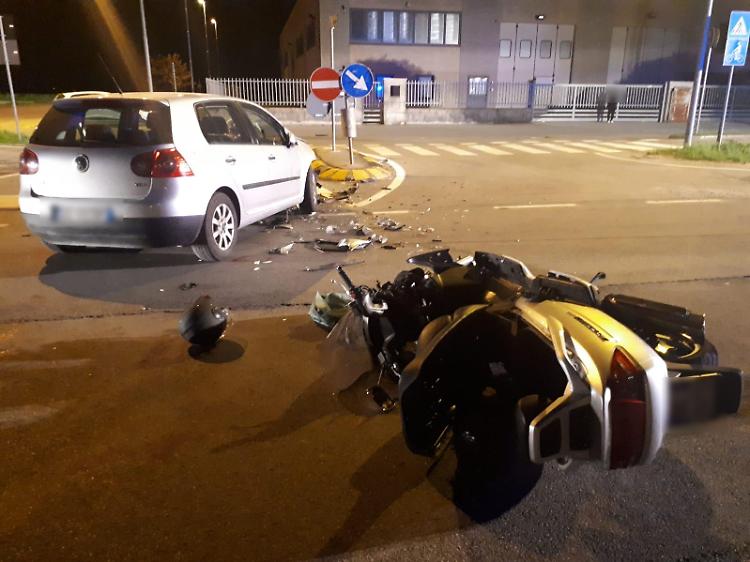 Scooter contro auto, gravissimo un 48enne