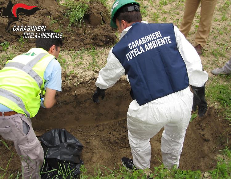 Tonnellate di rifiuti speciali illegali, sequestrata azienda