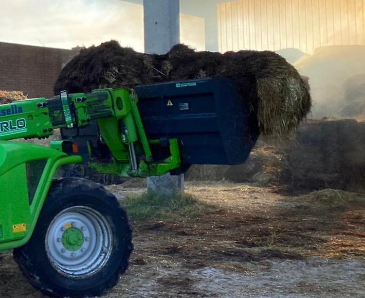 Incendio, rotoballe a fuoco in cascina: rogo domato dai pompieri