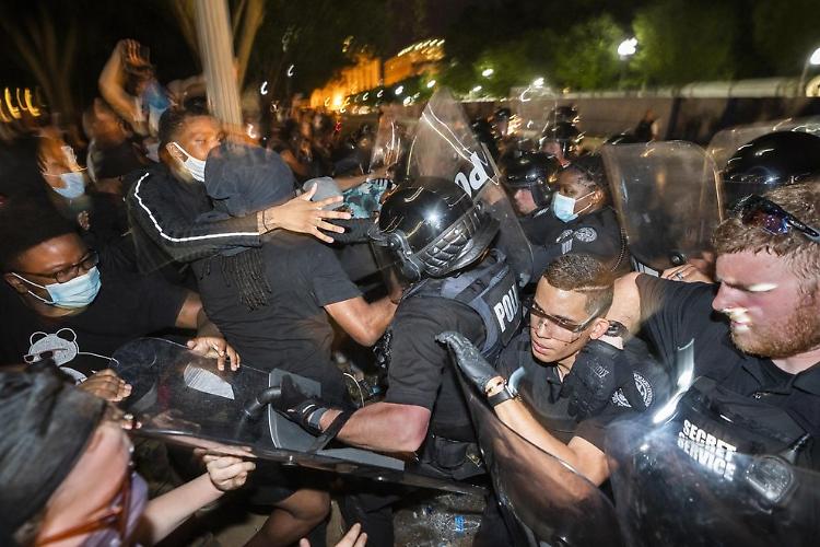 Usa, proteste a Oakland: ucciso un agente