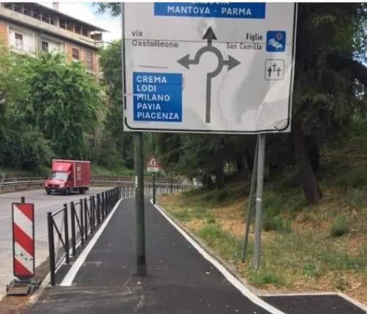 Pista ciclabile con sorpresa, spunta un cartello
