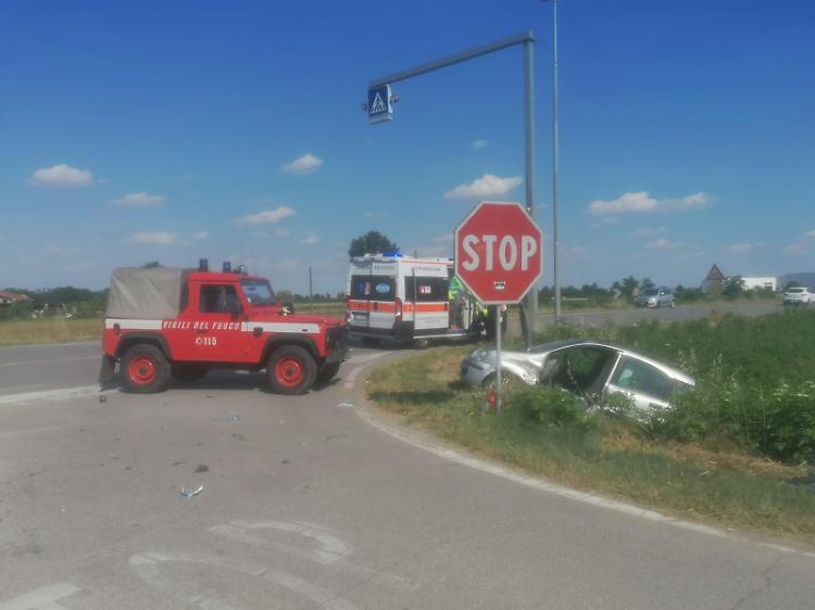 Violento scontro tra auto, un ferito