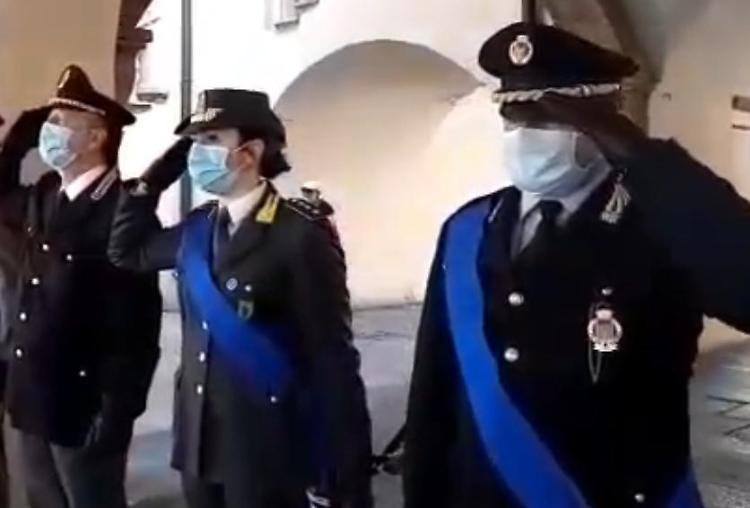 La gaffe dell'ufficiale dei vigili: saluto con la mano sinistra durante l'Inno