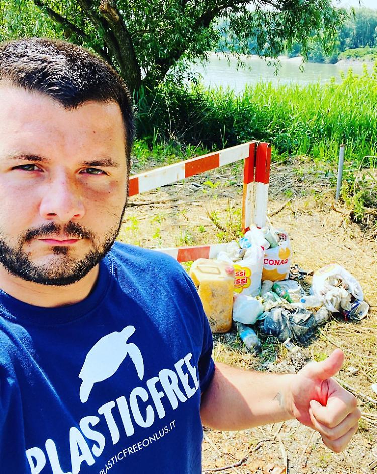 Lungo il Po a raccogliere i rifiuti 