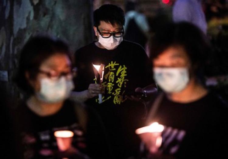 Hong Kong, la polizia reprime i manifestanti per Tienanmen