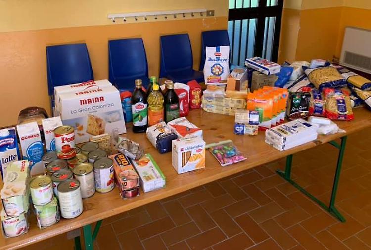 Donati due interi stipendi per aiutare i più bisognosi