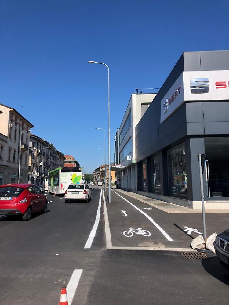Via Dante,  palo della luce sulla ciclabile