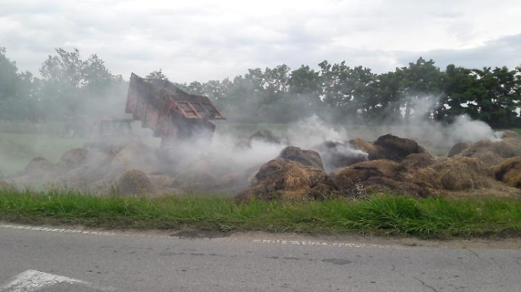 In fiamme centinaia di balle di fieno