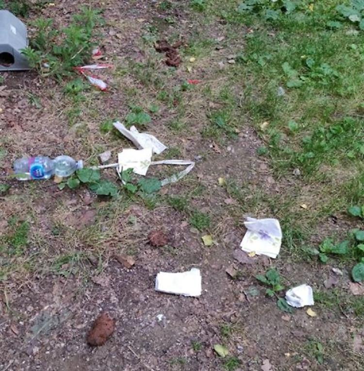 Piazza Roma, parco giochi tra sporcizia ed escrementi