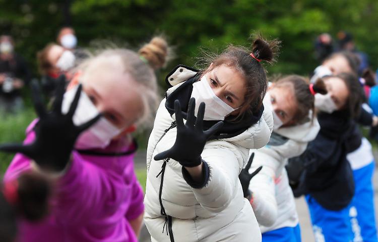 L'Oms: 'No ai guanti monouso, meglio disinfettare le mani'