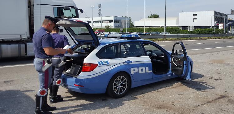 Polstrada, fermato in A21 un tir con sette clandestini afghani