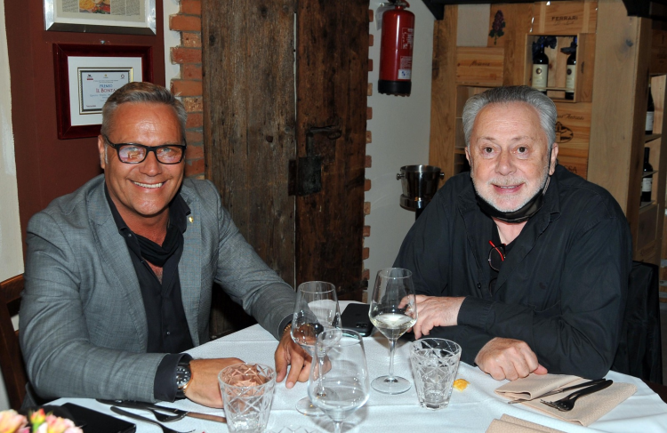 Lele Mora ospite di Scovino per degustare il food locale