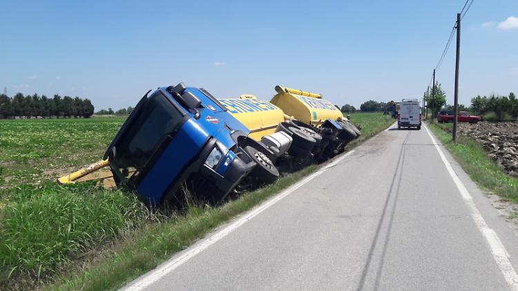Camion per i trasporto di mangimi esce di strada, illeso il conducente
