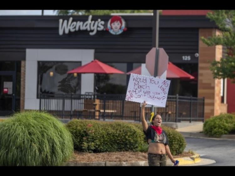 Atlanta: manifestanti danno fuoco a Wendy's