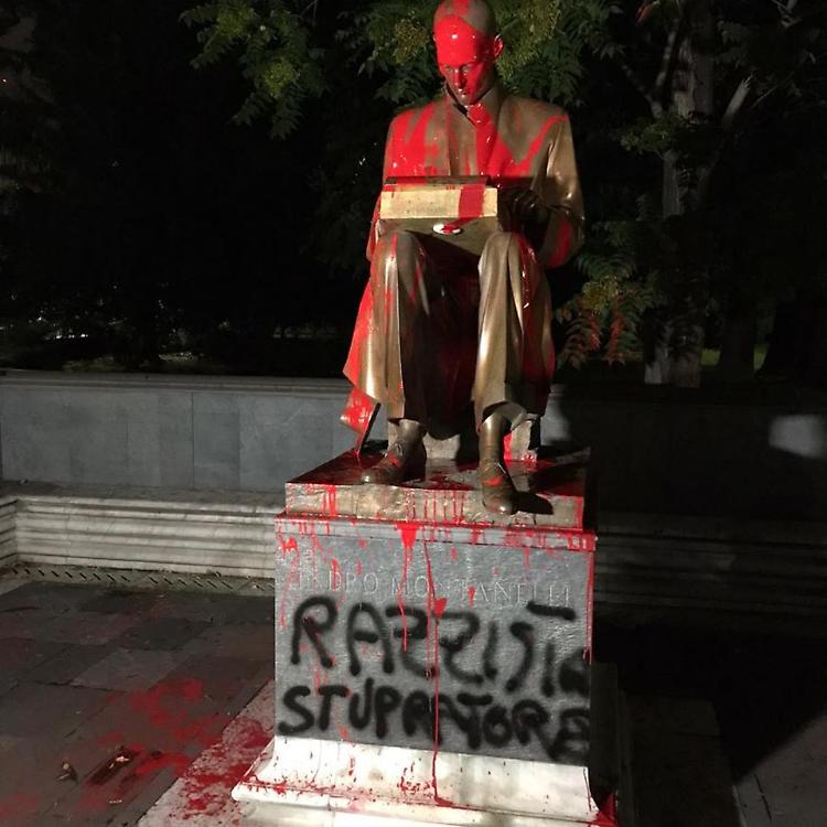 A Milano vernice e insulti sulla statua di Montanelli