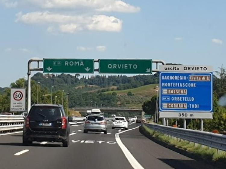 Cammina lungo l'autostrada A1, 35enne muore investito