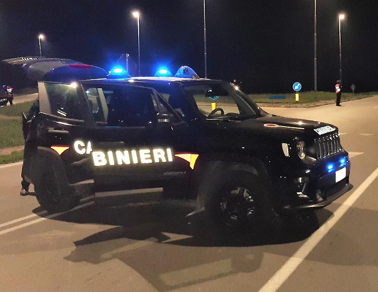 Lite fra spintoni e manate, 23enne finisce in ospedale