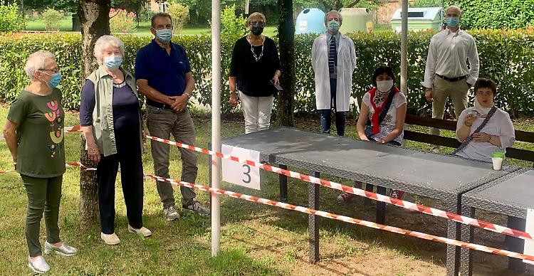 A Castelvetro abbraccio ai nonni