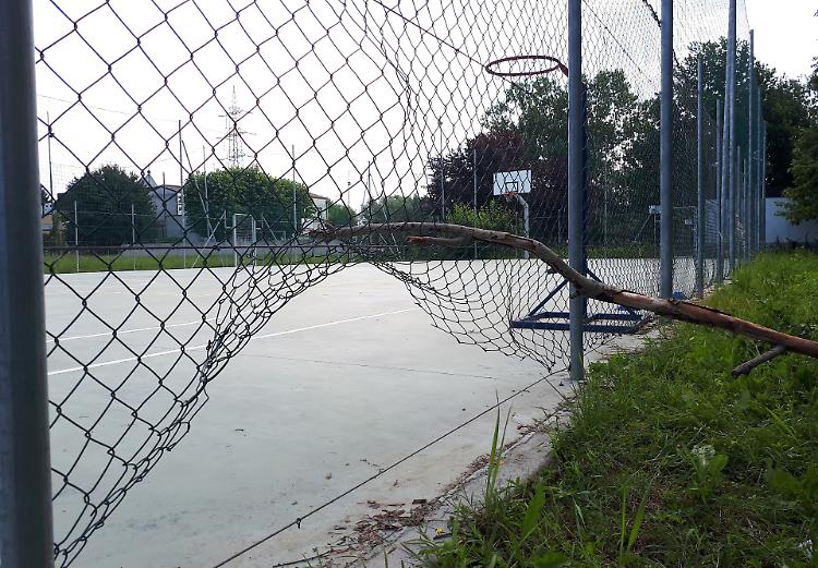 Via Bramante, sfide abusive. Playground: buco nella rete