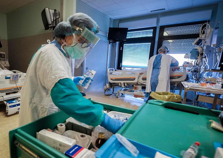 La protesta degli infermieri: «Schiavi al lavoro, non eroi»