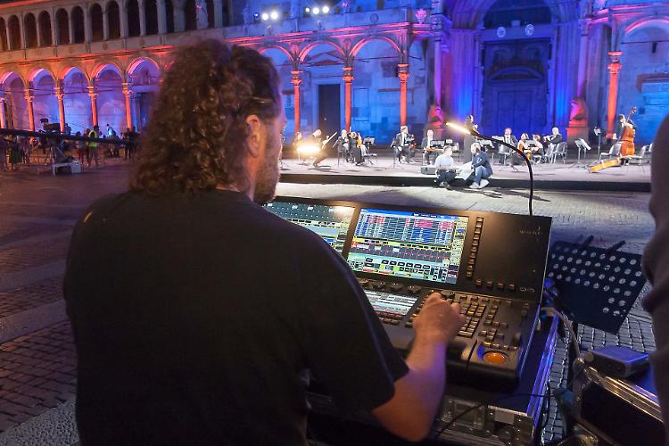 Magia e orgoglio: «Notte di luce» sulla città