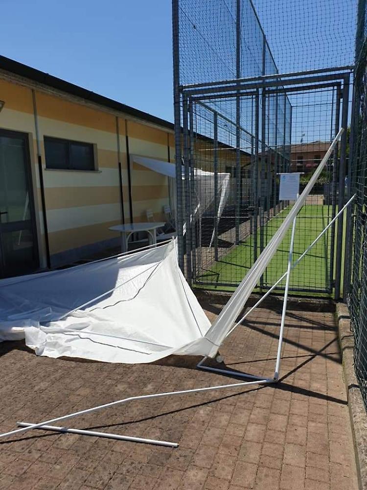 Vandali al centro sportivo, distrutti due gazebo