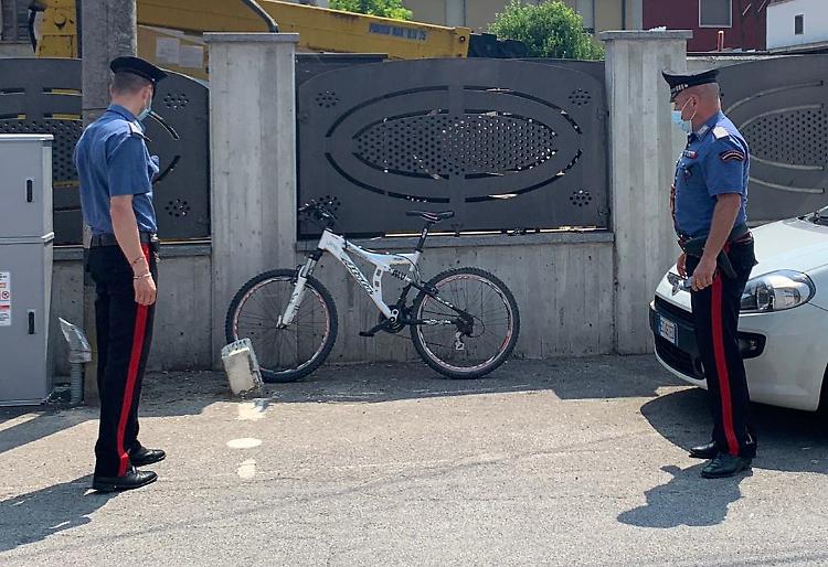 Apre la portiera dell'auto e colpisce ciclista di passaggio