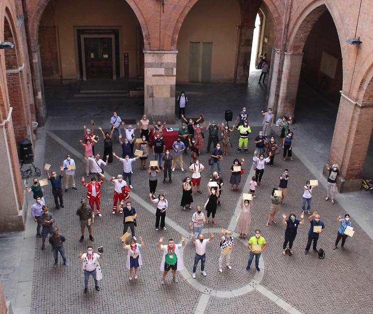 L'abbraccio a CremonAiuta