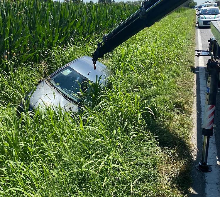 Sbanda e finisce nel fosso, paura per una 34enne
