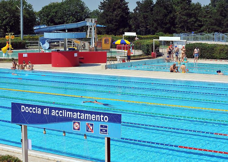 Piscina riaperta, pochi utenti
