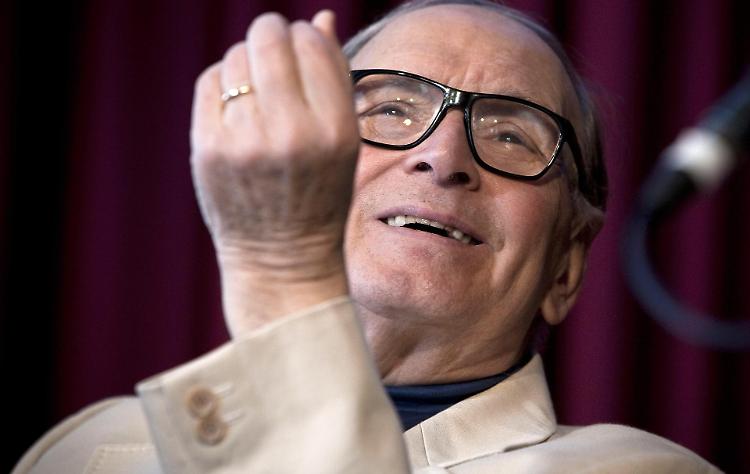 Morricone scrive: «A mia moglie Maria il più doloroso addio»