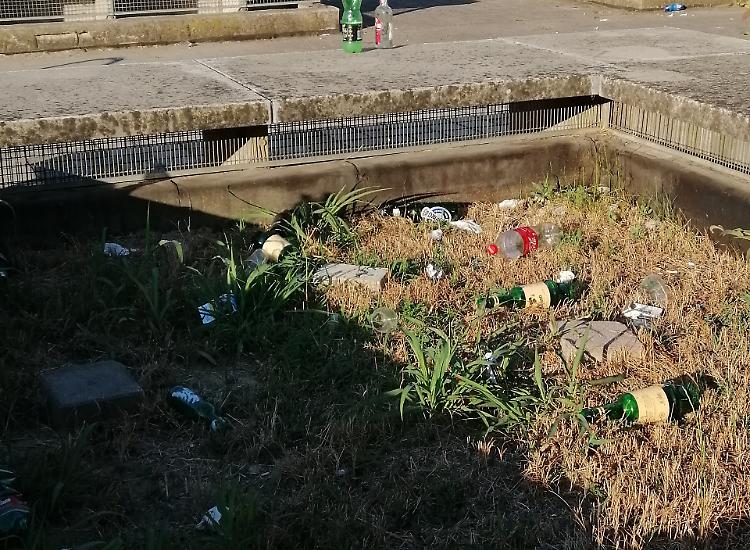 Corte degli archi, degrado senza fine: rifiuti e pure barriere
