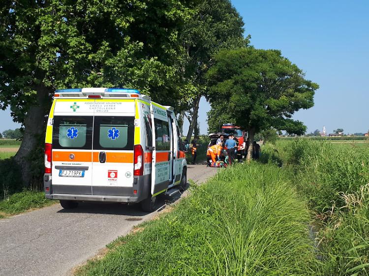 Tragedia lungo la ciclabile, 81enne trovato morto nel fosso