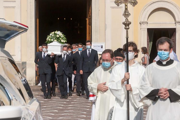 FOTO L'ultimo addio a Serena