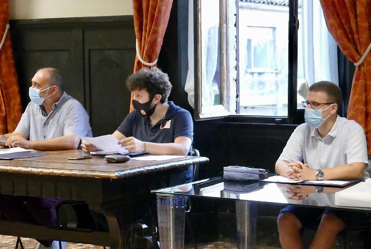 Priori nella bufera, «Soldi gettati per una sfilata»
