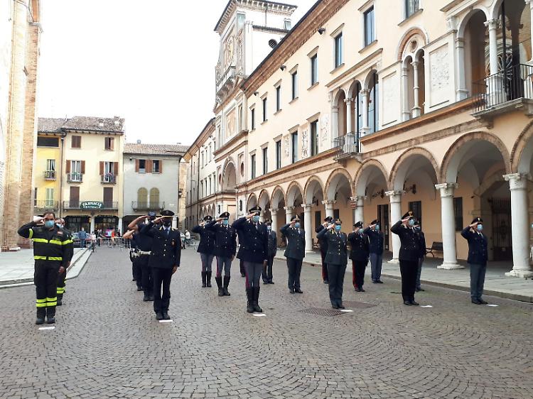 A Crema onori in piazza alle forze dell'ordine