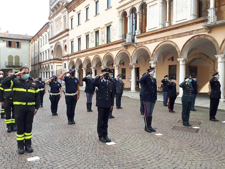 FOTO A Crema onori in piazza alle forze dell'ordine
