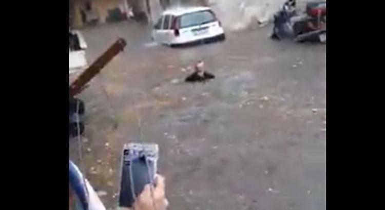 Bomba d'acqua a Palermo, salvi a nuoto