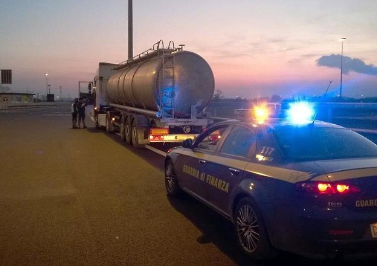 Traffico di gasolio, 7 arresti e distributori sequestrati