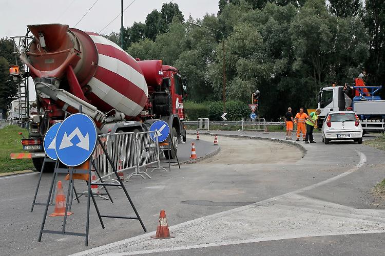 Asfaltature in via Zaist, Nazario Sauro e rotatoria Zaist-Persico